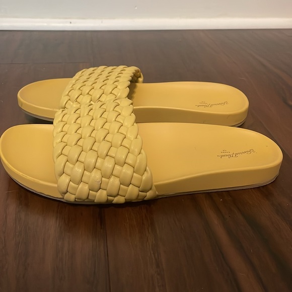 Universal Thread Sandals - Picture 2 of 3